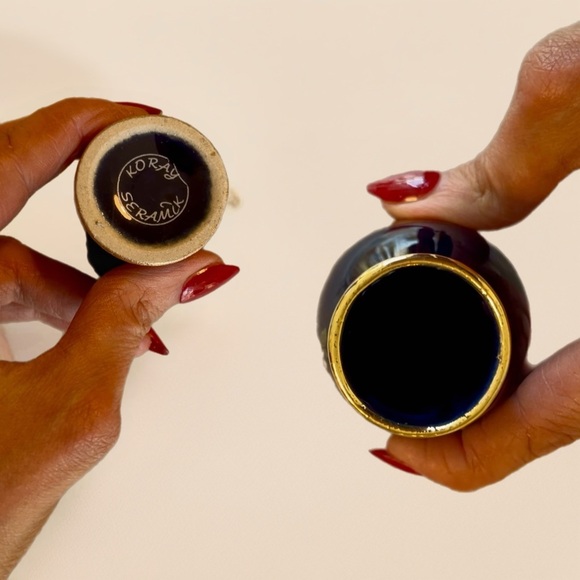 Elegant Blue and Gold Vase with Floral Design - Picture 6 of 7